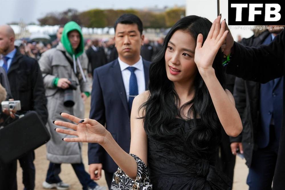Leggy Kim Ji-soo Attends the Dior Fashion Show in Paris - #5