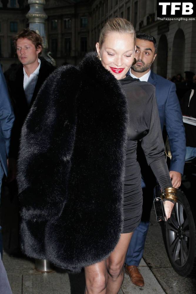 Kate Moss Flashes Her Nude Tits as She Arrives at the Saint Laurent Fashion Show in Paris - #92