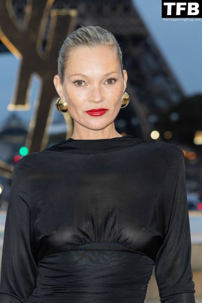 Kate Moss Flashes Her Nude Tits as She Arrives at the Saint Laurent Fashion Show in Paris - #18