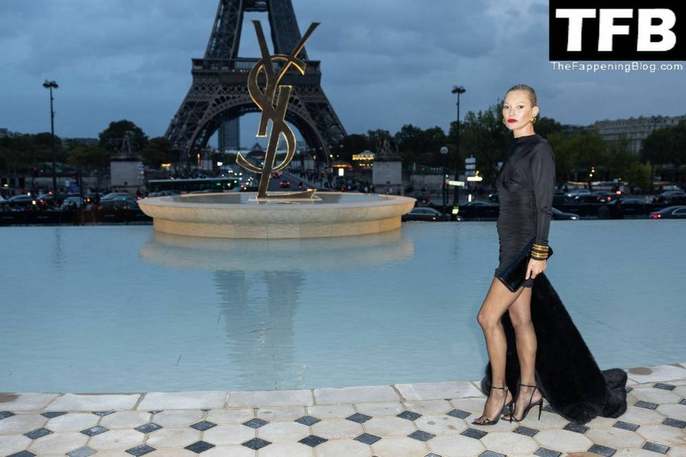 Kate Moss Flashes Her Nude Tits as She Arrives at the Saint Laurent Fashion Show in Paris - #1