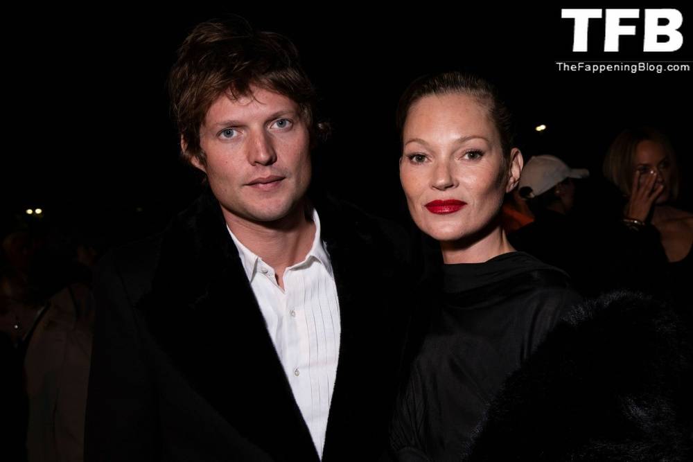 Kate Moss Flashes Her Nude Tits as She Arrives at the Saint Laurent Fashion Show in Paris - #81