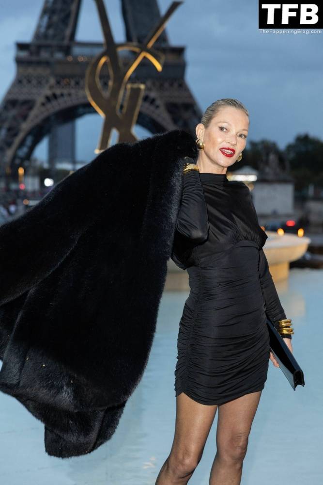 Kate Moss Flashes Her Nude Tits as She Arrives at the Saint Laurent Fashion Show in Paris - #93