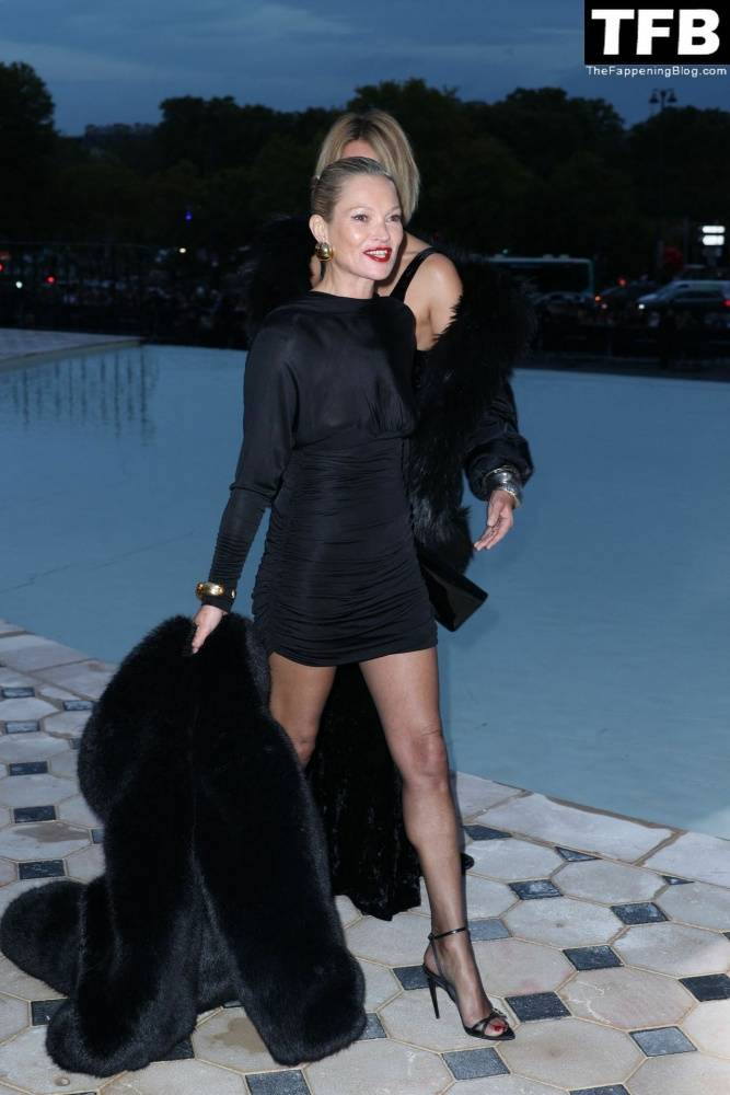 Kate Moss Flashes Her Nude Tits as She Arrives at the Saint Laurent Fashion Show in Paris - #65