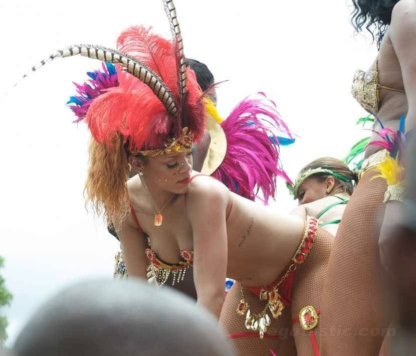 Rihanna Bikini Nip Slip Barbados Festival Photos Leaked - #11