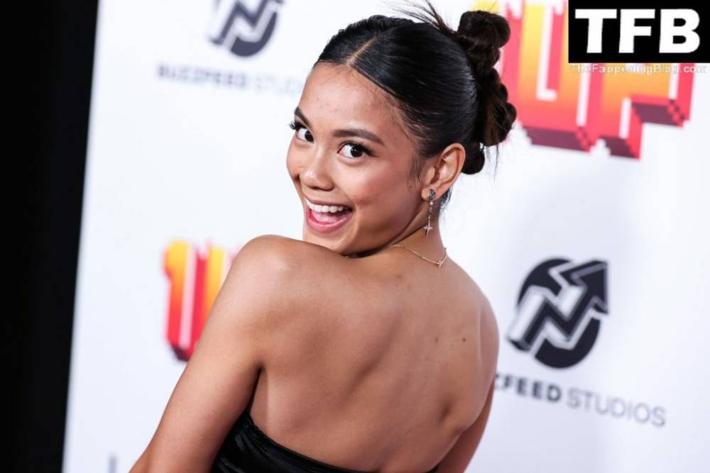 Ylona Garcia Shows Off Her Sexy Tits at the 1C1UP 1D Los Angeles Premiere - #12