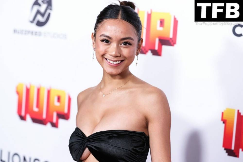 Ylona Garcia Shows Off Her Sexy Tits at the 1C1UP 1D Los Angeles Premiere - #1