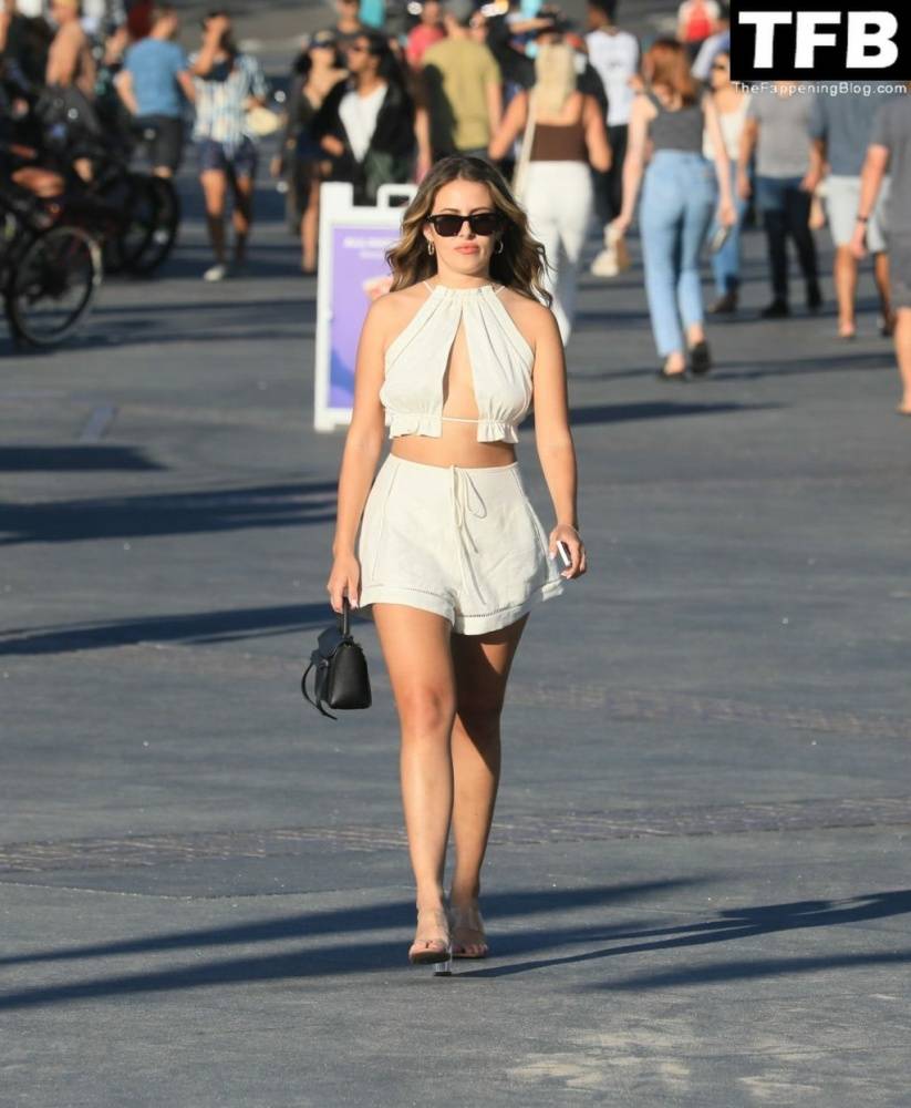 Renee Ash Flaunts Her Sexy Tits & Legs in Hermosa Beach - #14