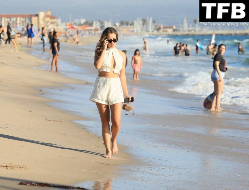 Renee Ash Flaunts Her Sexy Tits & Legs in Hermosa Beach - #11