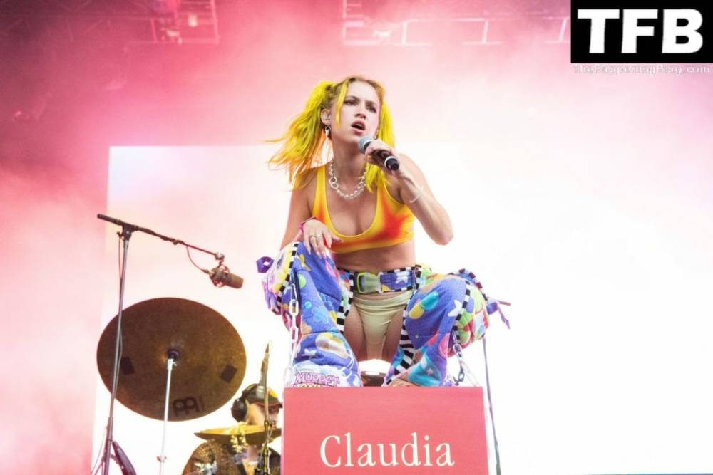 Claudia Bouvette Looks Hot on Stage at the Festival d 19ete de Quebec - #12