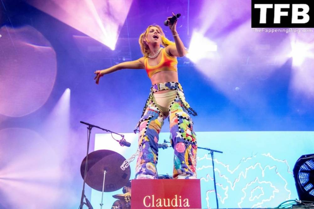 Claudia Bouvette Looks Hot on Stage at the Festival d 19ete de Quebec - #2