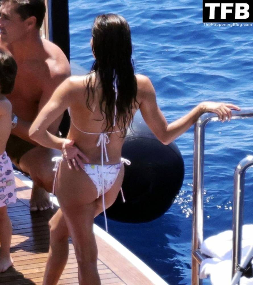 Eva Longoria Shows Off Her Sultry Figure Out on Her Family Holiday in Capri - #13