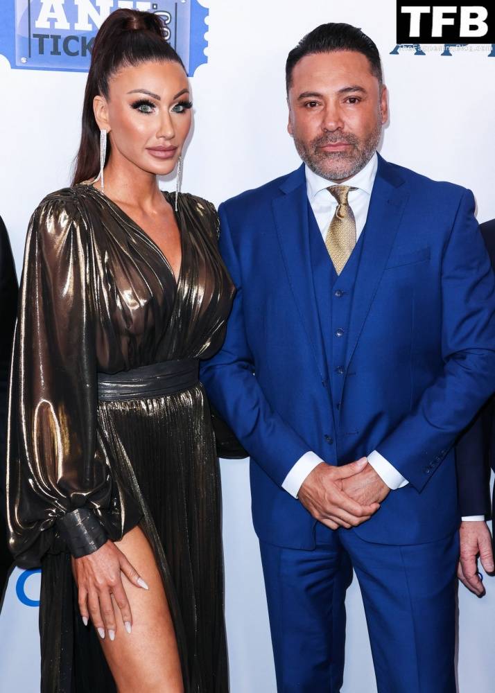 Braless Holly Sonders and Her Famous Boyfriend Oscar De La Hoya Pose at the 2022 Harold and Carole Pump Foundation Gala - #12