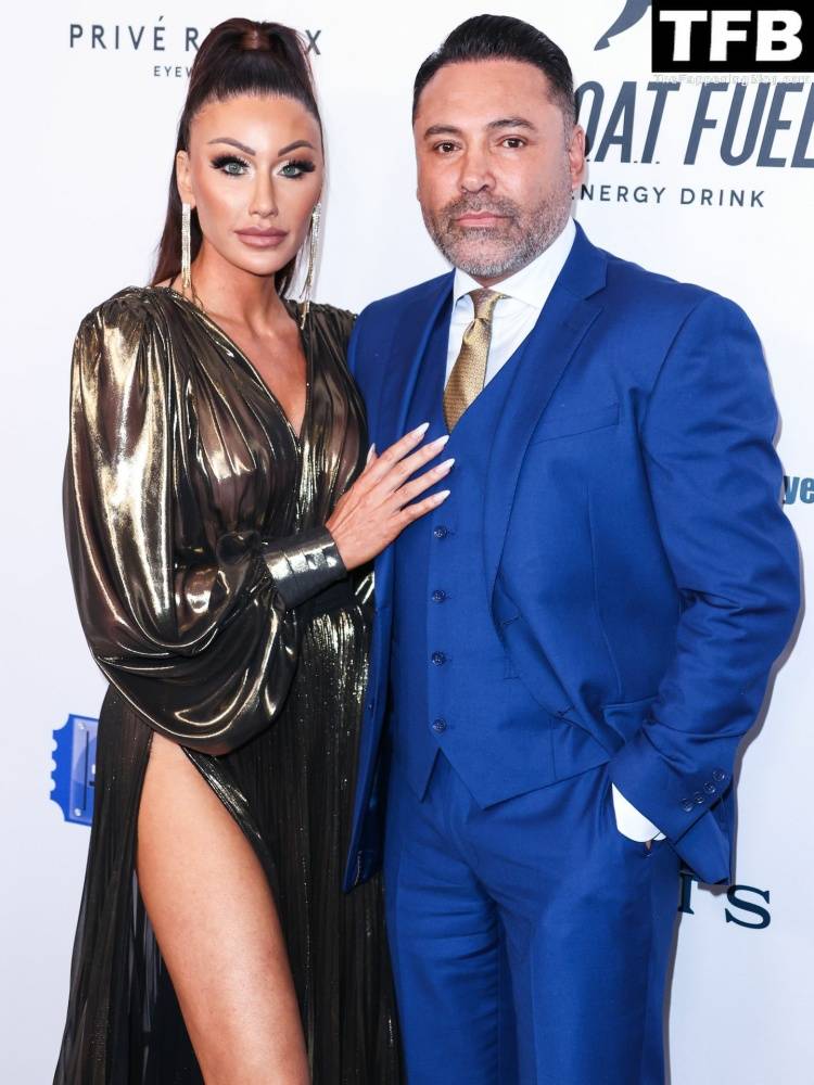 Braless Holly Sonders and Her Famous Boyfriend Oscar De La Hoya Pose at the 2022 Harold and Carole Pump Foundation Gala - #19