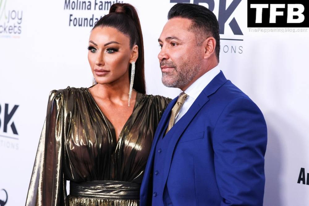 Braless Holly Sonders and Her Famous Boyfriend Oscar De La Hoya Pose at the 2022 Harold and Carole Pump Foundation Gala - #10