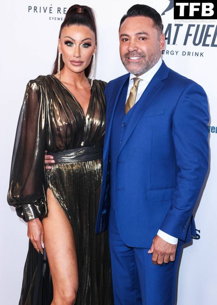 Braless Holly Sonders and Her Famous Boyfriend Oscar De La Hoya Pose at the 2022 Harold and Carole Pump Foundation Gala - #11