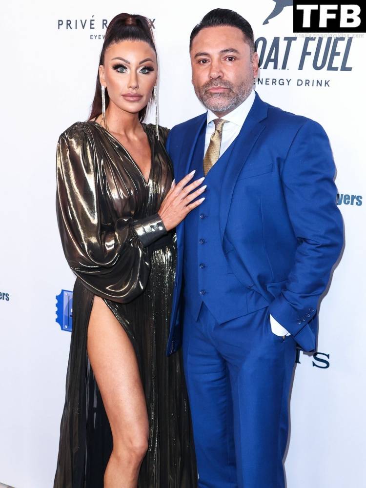 Braless Holly Sonders and Her Famous Boyfriend Oscar De La Hoya Pose at the 2022 Harold and Carole Pump Foundation Gala - #22