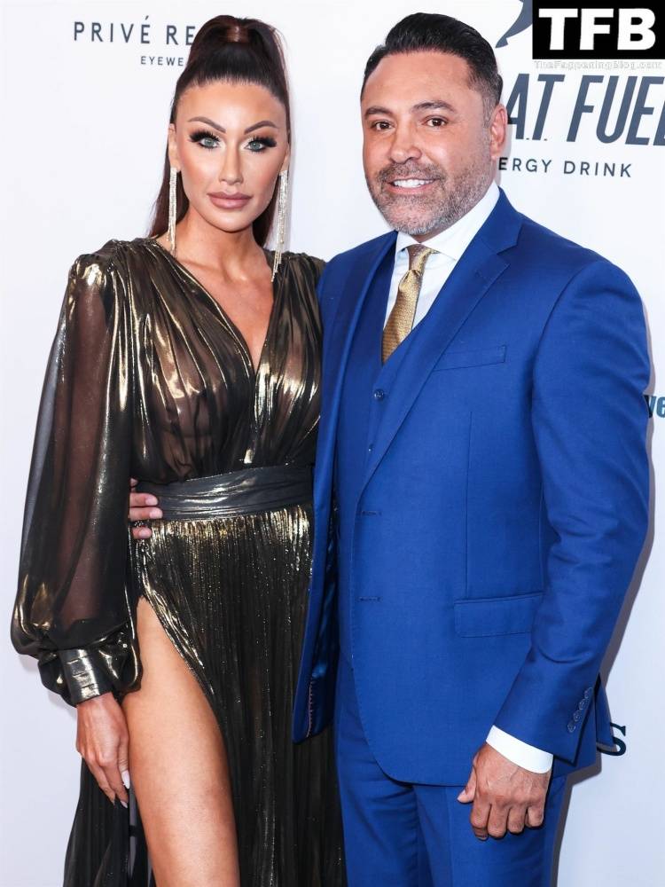 Braless Holly Sonders and Her Famous Boyfriend Oscar De La Hoya Pose at the 2022 Harold and Carole Pump Foundation Gala - #25