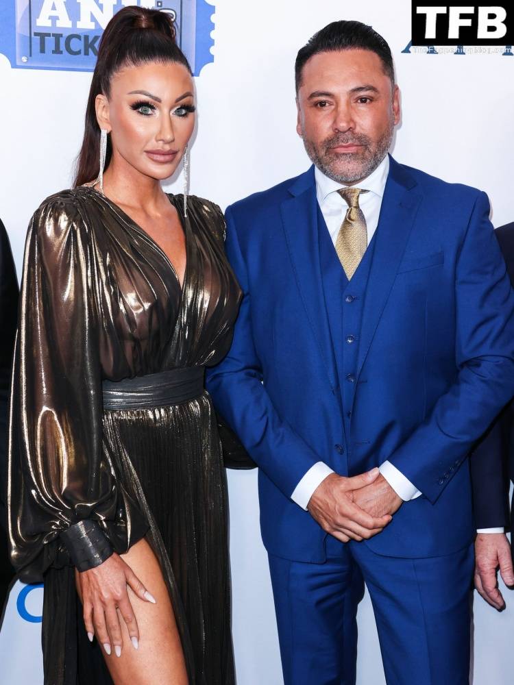 Braless Holly Sonders and Her Famous Boyfriend Oscar De La Hoya Pose at the 2022 Harold and Carole Pump Foundation Gala - #6