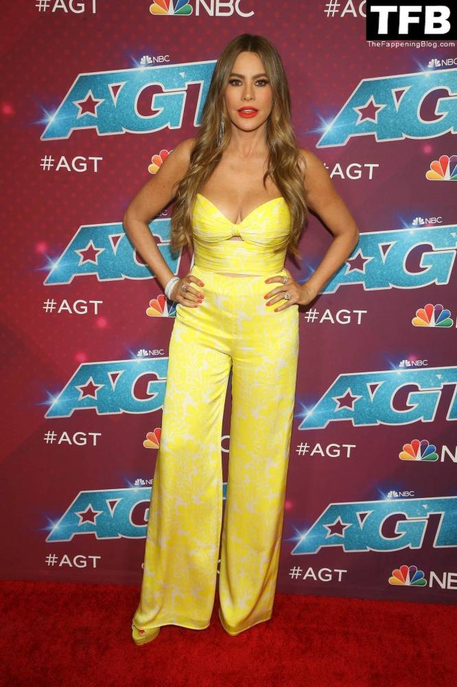 Sofi­a Vergara Flaunts Her Cleavage at the Red Carpet of the 1CAmerica 19s Got Talent 1D Season 17 Live Show - #44