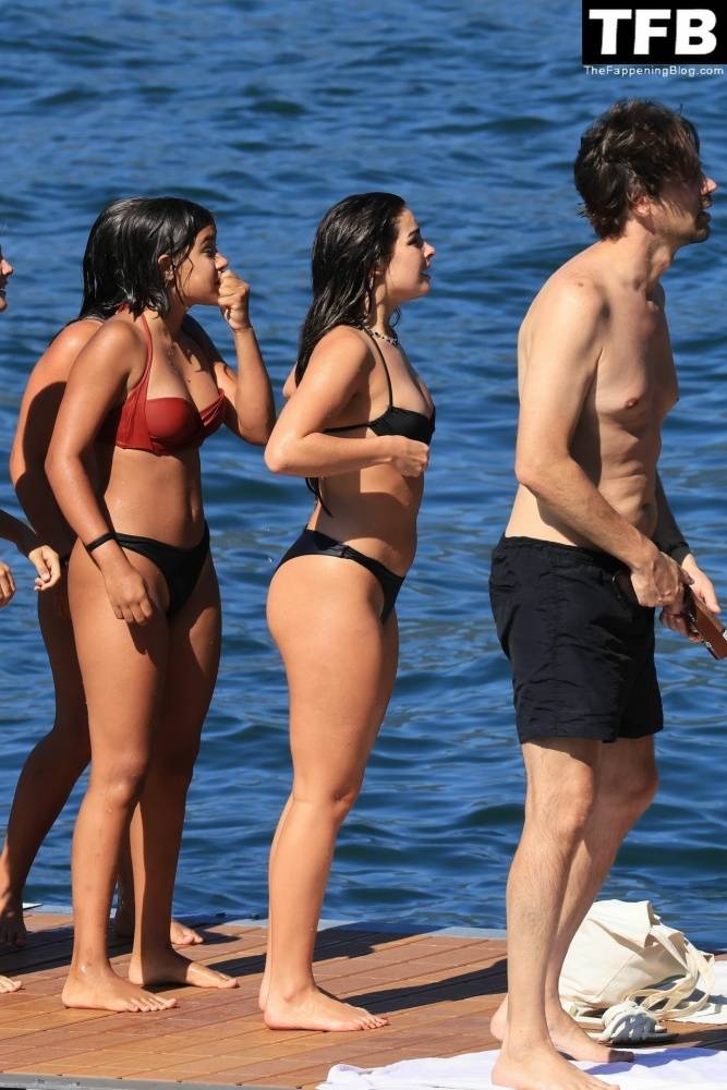 Addison Rae Displays Her Curves in a Black Bikini on Holiday with Omer Fedi on Lake Como - #7