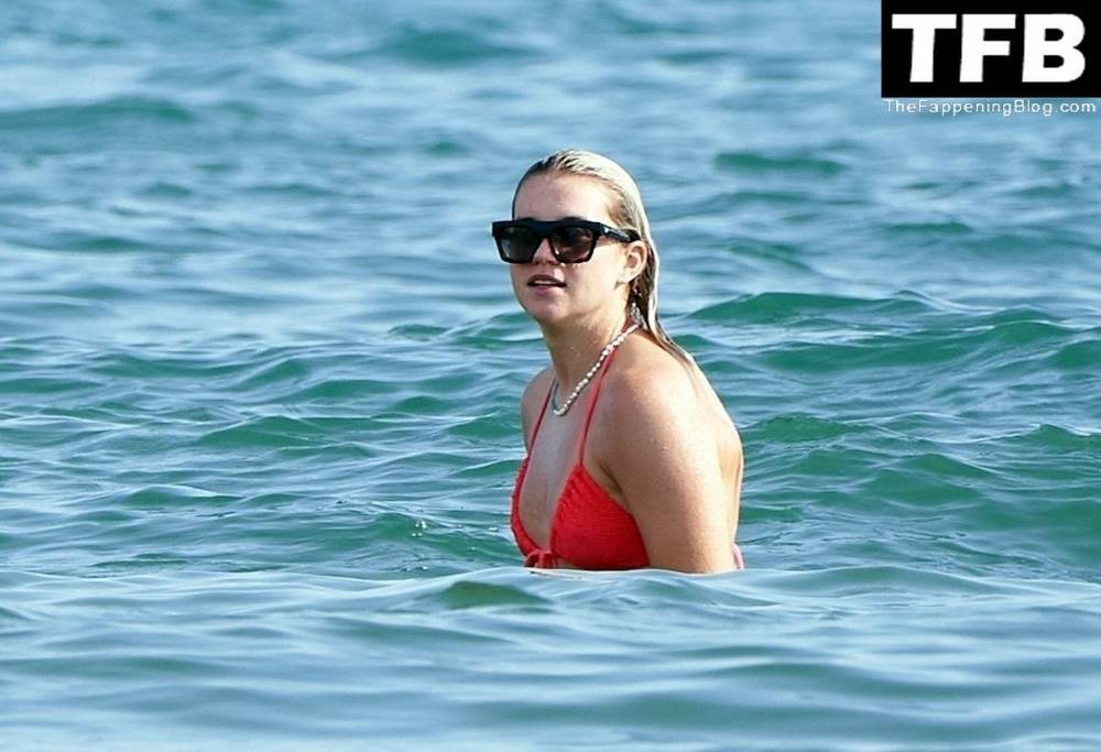 Alessia Russo is Pictured Relaxing on Holiday in Italy - #11