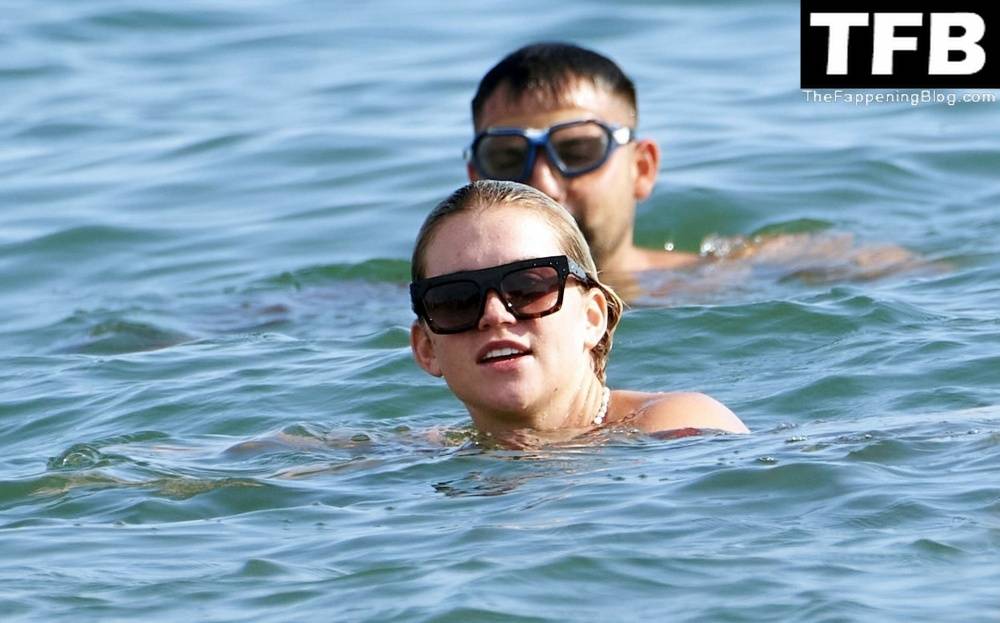 Alessia Russo is Pictured Relaxing on Holiday in Italy - #32