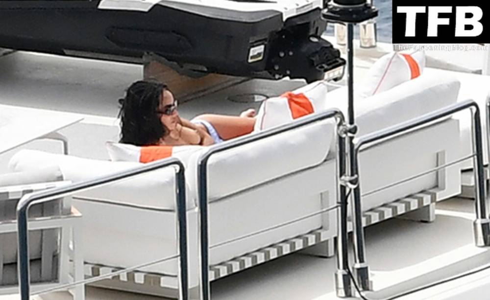 Zoe Kravitz Goes Topless While Enjoying a Summer Holiday on a Luxury Yacht in Positano - #6