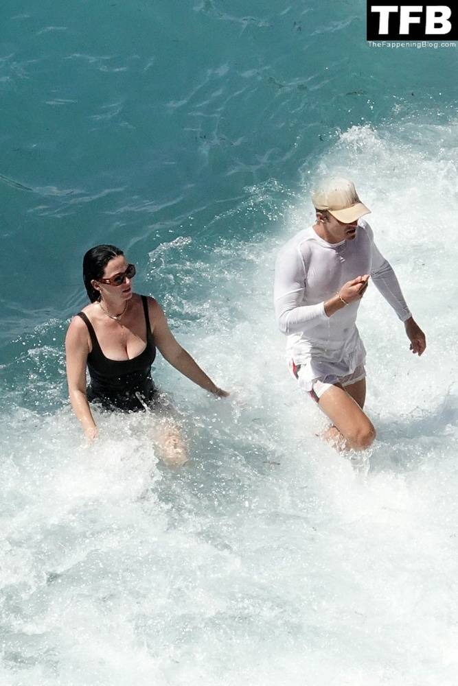 Katy Perry & Orlando Bloom Enjoy Their Summer Vacation on Positano - #70