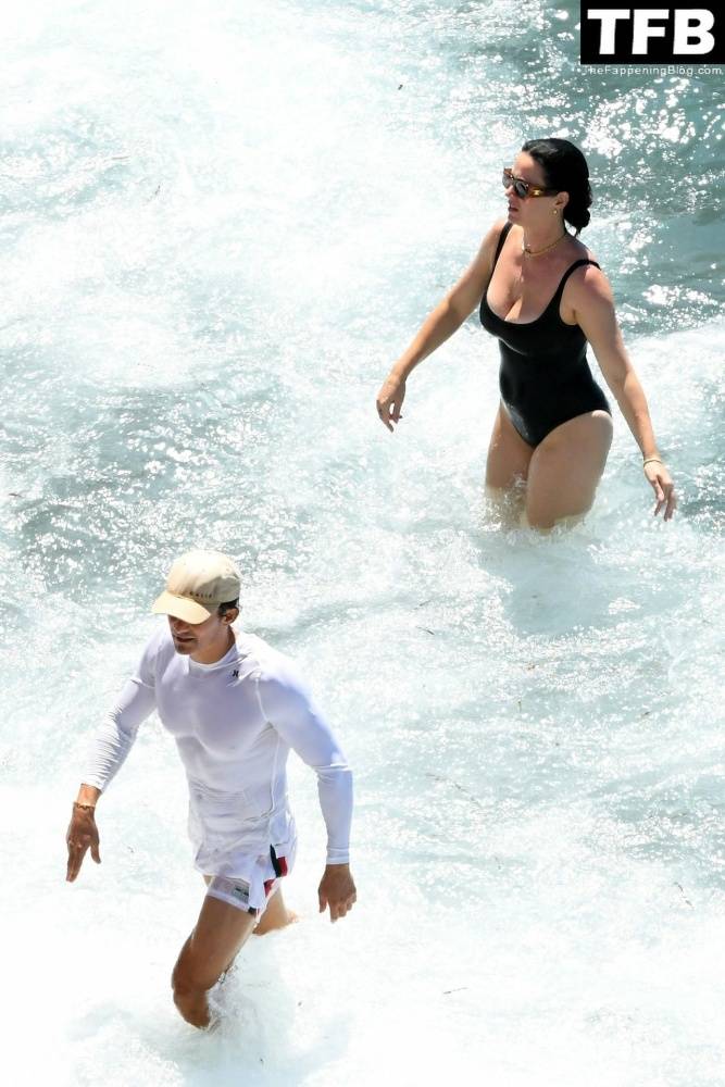 Katy Perry & Orlando Bloom Enjoy Their Summer Vacation on Positano - #29