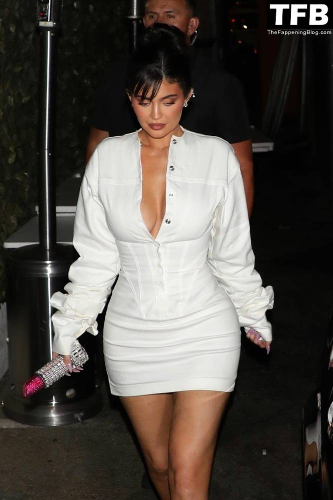 Kylie Jenner Showcases Her Svelte Figure in All-White - #33