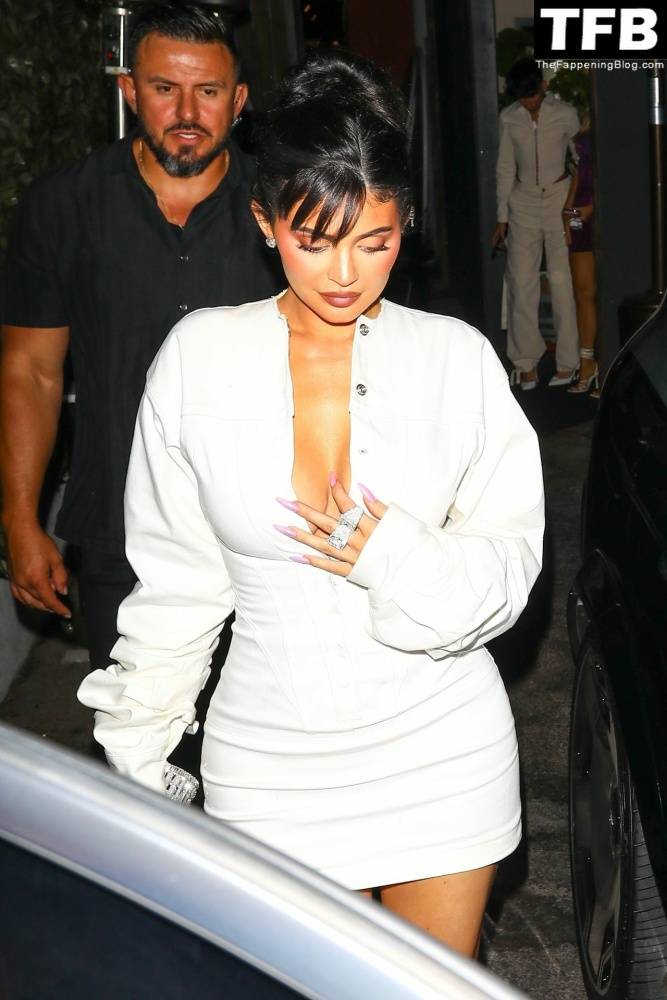 Kylie Jenner Showcases Her Svelte Figure in All-White - #18