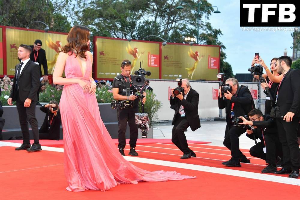 Ana de Armas Stuns on the Red Carpet at the 79th Venice International Film Festival - #23