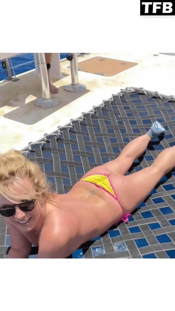Britney Spears Flashes Her Nude Tits and Sexy Butt (19 Pics + Video) - #5
