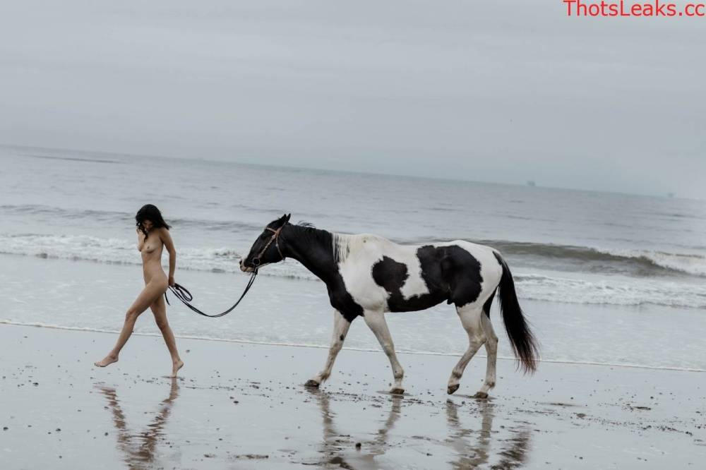 Kendall Jenner Nude Horse Riding Set Leaked - #main