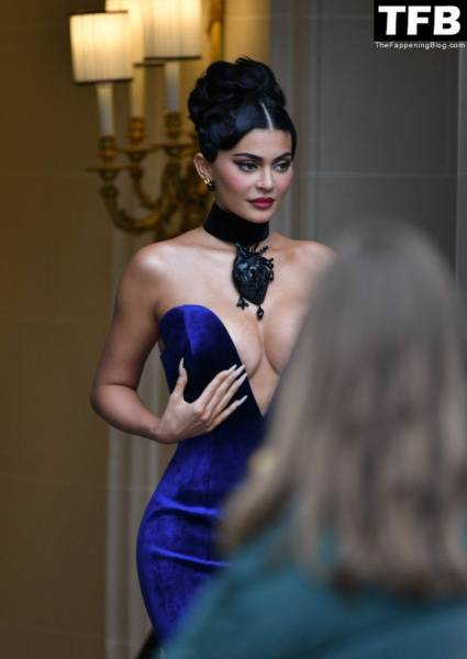 Busty Kylie Jenner Flaunts Her Deep Cleavage in Paris (54 Photos + Video) - Paris on modelclub.info