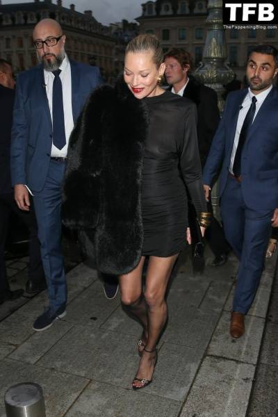 Kate Moss Flashes Her Nude Tits as She Arrives at the Saint Laurent Fashion Show in Paris - city Paris on modelclub.info