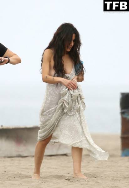 Sarah Shahi is Spotted During a Beach Shoot in LA on modelclub.info