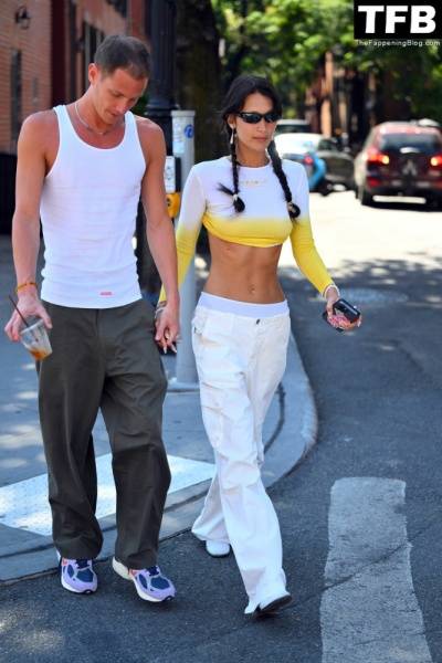 Braless Bella Hadid Steps Out with Marc Kalman for a Walk in NYC on modelclub.info