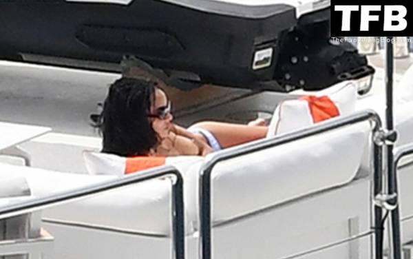 Zoe Kravitz Goes Topless While Enjoying a Summer Holiday on a Luxury Yacht in Positano on modelclub.info