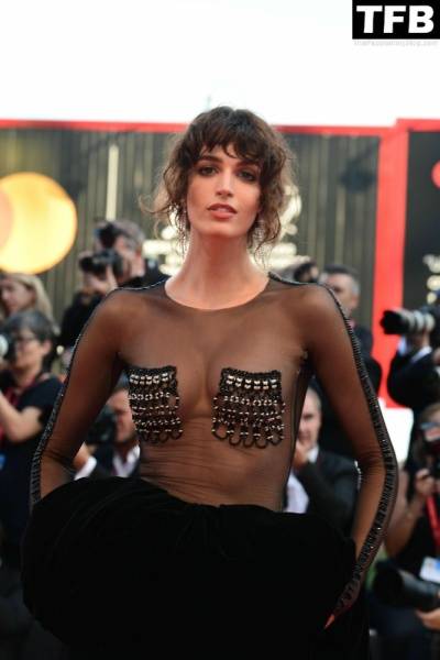 Greta Ferro Flashes Her Nude Tits at the 79th Venice International Film Festival