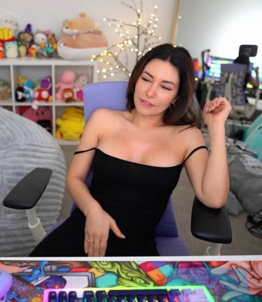 Alinity Horny Looking At Porn Onlyfans Video Leaked on modelclub.info